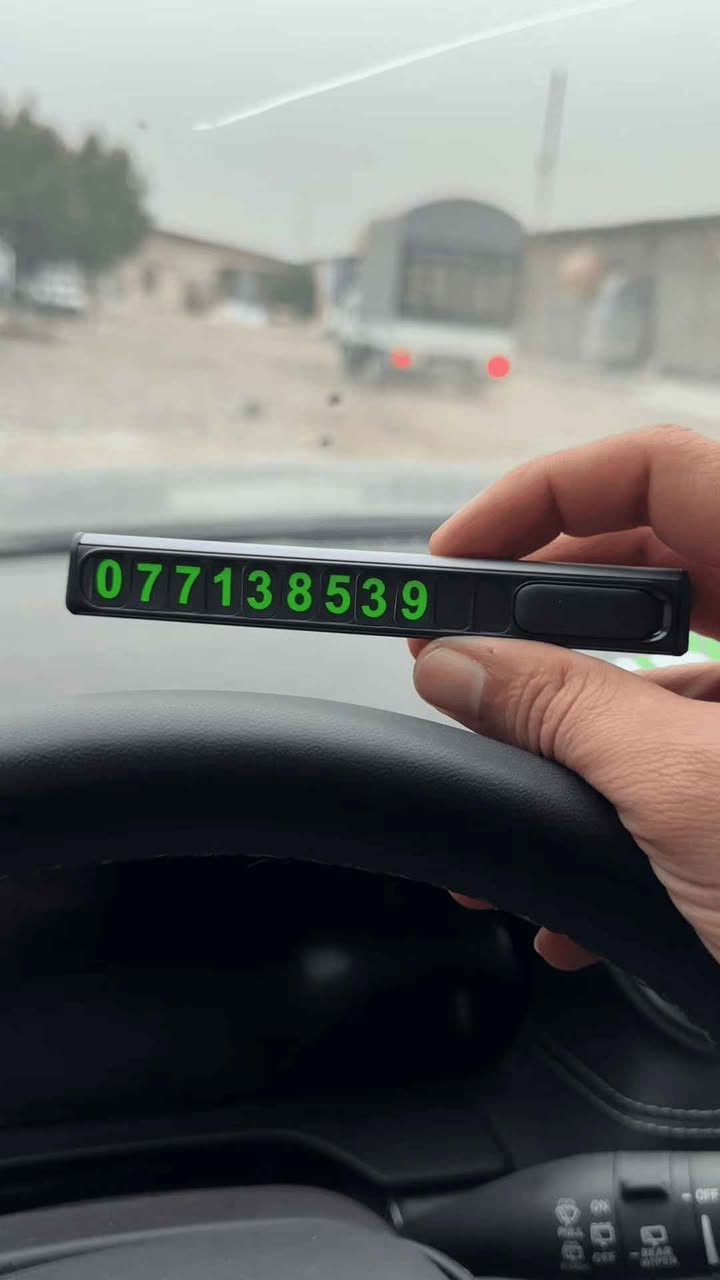 ستاند رقم سيارة

الاستخدامات

يُستخدم لعرض رقم الهاتف داخل السيارة بطريقة أنيقة وسهلة، ليتمكن الآخرون من التواصل معك في حال الحاجة (مثل عند الوقوف في أماكن مزدحمة أو طارئة).

مثالي لمالكي السيارات الذين يبحثون عن تنظيم واحترافية في التفاصيل الصغيرة داخل مركباتهم.

المميزات

تصميم أنيق ومضغوط من الألمنيوم عالي الجودة بمظهر معدني عصري.

آلية سحب وإخفاء الرقم (Push–Pull) تتيح إظهار أو إخفاء الأرقام بسهولة للحفاظ على الخصوصية.

يحتوي على أرقام مضيئة فوسفورية تضيء في الظلام لتكون مرئية ليلاً.

تثبيت قوي بفضل الشريط اللاصق السفلي المقاوم للحرارة والانزلاق.

أبعاد المنتج: الطول 13 سم – تصميم مدمج لا يشغل مساحة كبيرة على لوحة القيادة.

مقاوم للحرارة وأشعة الشمس، مناسب لجميع أنواع السيارات.

محتويات الصندوق

ستاند رقم السيارة XO C138.

مجموعتان من ملصقات الأرقام الفوسفورية (0–9).

شريط لاصق للتثبيت على لوحة القيادة.

الملاحظات

يُفضل تنظيف السطح قبل التثبيت لضمان الالتصاق الجيد.

الأرقام قابلة للإزالة والتبديل بسهولة حسب رقم هاتفك.

يُنصح بعدم التعرض المباشر للماء للحفاظ على جودة اللصق.

ابعاد الغلاف: عرض 6  ارتفاع 2  طول 19 سم

السعر المذكور يتضمن التوصيل النجف, العراق


**إذا كنت صاحب هذا الإعلان وتريد حذفه لأي سبب، رجاءا أرسل رسالة إلى الدعم الفني**