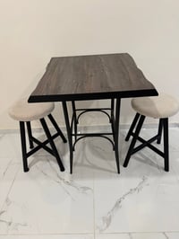 ميز جديد تكمة  استخدام اسبوع فقط اشتريتة من معرض مزاح  80*80    سعرة 9...