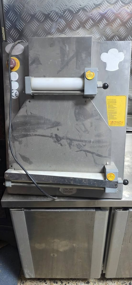 سلام عليكم من رخصت الادمن عندي غراض مال مطعم 1قليه فنكر 2فرن مال بيتزا الداخل حجر مو العادي 3 عجانه 4 خلط
5شوايه مال هنبركر 

6ثلجه تخزين الغذاء 

7 ميزين كبير  الستفسار على هذا الرقم***********
