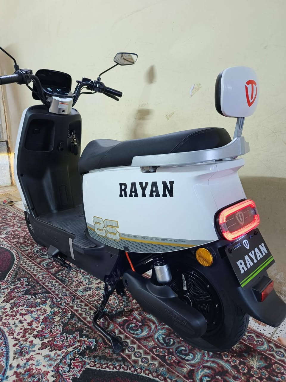 السلام عليكم للبيع دراجه ريان الشكل الجديد مديل 2026 دراجه زيرو زيرو اي خلل اي نقص مابيها مكفوله كفاله حته من الشخط بل كارتون وضع شركه ملحقاتها وصل الشراء بيها
تفاصيل الدراجه 
لايت عالي ناصي + رماش زنون 
شاشه ذكيه لكشف الاعطال ولتبيهات 
بريك امامي خلفي دسك هايدروليك
حساس بريكامامي خلفي
نضام بك R الرجوع الى الخلف
نضام بارك الوقوف المستمر
مثبت سرعه
دبل اشاره لد ليزري 
عدد البطاريات 6 مصطره الحجم الكبير كرافين الاصلي
سرعه الدراجه 70 حقيقي مع الوزن 
شاحنه تدعم الشحن السريع وليقاف الذاتي 
دبلات امامي خلفي غاز
تايرات جلاتين جوبلس
كشن طبي جلاتين
الشراي يتفضل خاص او التصال عله الرقم. *********** لحد يسأل شبيها مكفوله زيرو ما ماشيه
مكان الدراجه بغداد ساحت عدن 
سعر الدراجه 850 مجال بصيط
