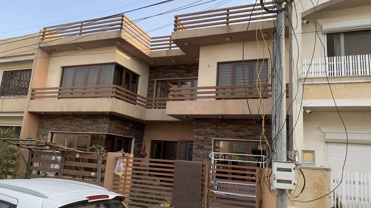 بيت للبيع في عينكاوة منطقة ١٢٨ /  ٢٥٠ متر


**إذا كنت صاحب هذا الإعلان وتريد حذفه لأي سبب، رجاءا أرسل رسالة إلى الدعم الفني**