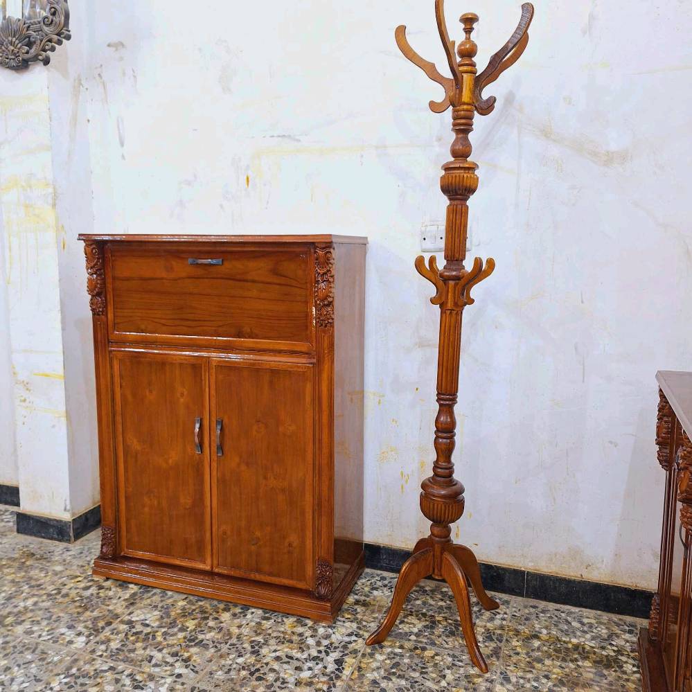 الغرفة المعروضة تتكون من سرير ملكي مع تفصيلات فخمة وزخارف خشبية أنيقة، بالإضافة إلى دولاب ضخم بأبواب متعددة ومرآة كبيرة تضيف لمسة كلاسيكية للغرفة. التصميم متكامل ويحتوي على كومودينات وأماكن تخزين متعددة. مثالية لمن يبحث عن ديكور راقي وعملي في نفس الوقت.