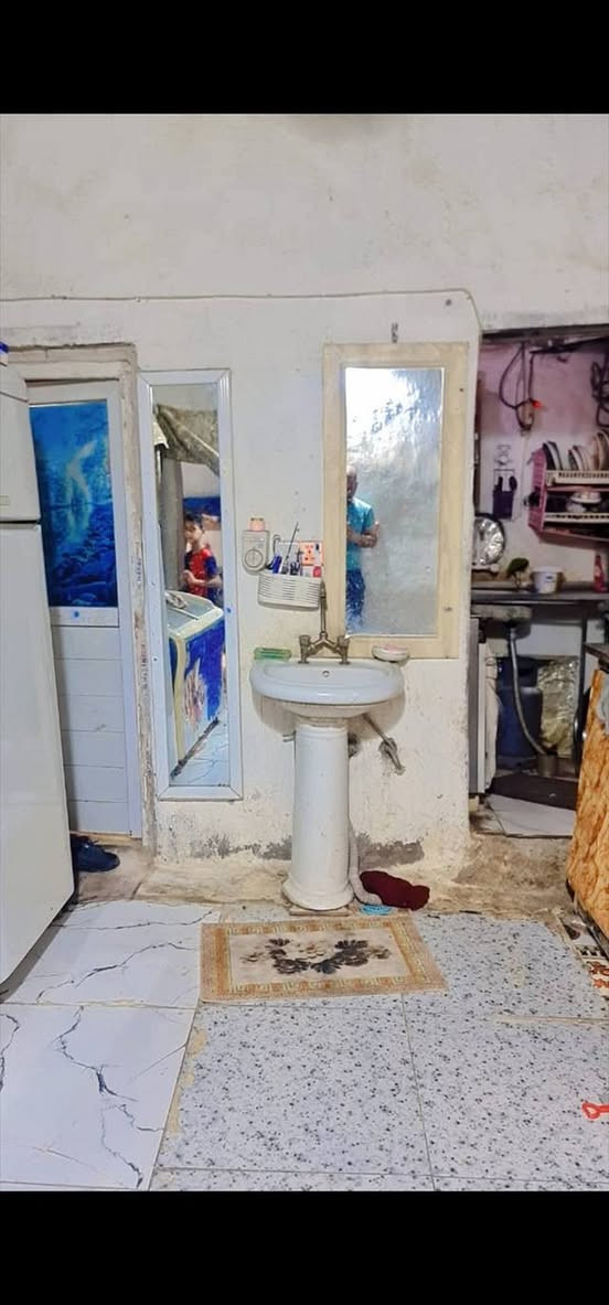 سلام عليكم من رخصت الادمن البيت البيع تجاوز العنوان بغداد الحسينيه مال الرشديه منطقه المخابرات يم مدرسه الرياض او مدرسه دجله الخير مساحه ١٠٠متراستقبال ومطبخ حارمطبخ باردحمام شرقي وغربي غرفه نوم ترك على طول البيت الاستفسار على الرقم بي واتساب ***********
