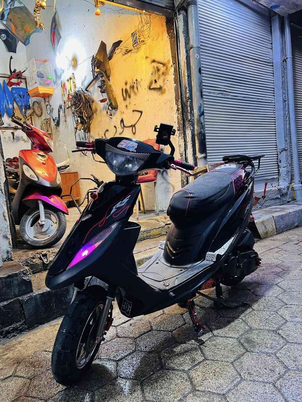 م
ماكس عدلة 

بوشة 49 بلاد

مكينته خرسه ونضيفه 

نكره صلف بكل وقت

وكدامك دراجه باصورة وتجي وشوفه بعينك

بيها يدات بريك كرزي
و
كشن أربع ولفات 
شيال كرزي

دبل كرزي

قبق افلوين كرزي

قبق عنبار كرزي
و
ويل كروم

قاعده رقم 

قبق عنبار كرزي

ملقط ستايل

صلنصه FM

الساعر 850وبيها مجال 
مكاني الرمادي 

***********
