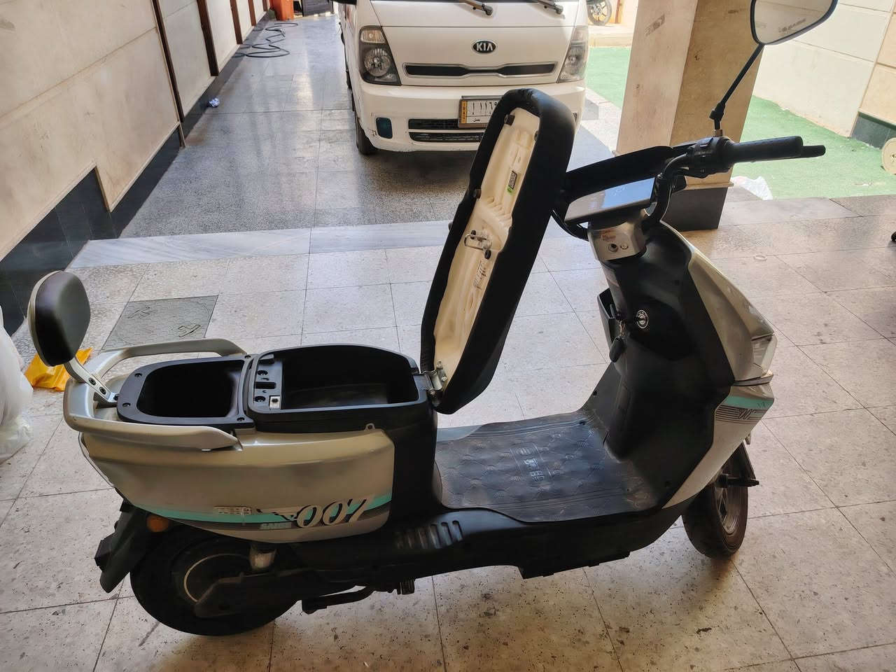 السلام عليكم
دراجه ساجيا 007 او سكنس شحن
دراجه كلش حلوه بل مشي ورزنه ومواصفات قويه 
شاشه دجتل
كاشف اعطال
ABS امامي
قاطع دوره 
قفل ستيرن 
صندوق تحت المقعد وواسع
الدراجه ٦ بطاريات ٧٢ Volt
تمشيك ٤٠ كيلو 
الدراجه جديده مصارلها اقل ال ٦ اشهر 
السعر ٥٢٥ وبيها مجال للطيبين
موقعي📍الكريعات القصور 
وهذا الرقم اتصلو عليه(***********)
