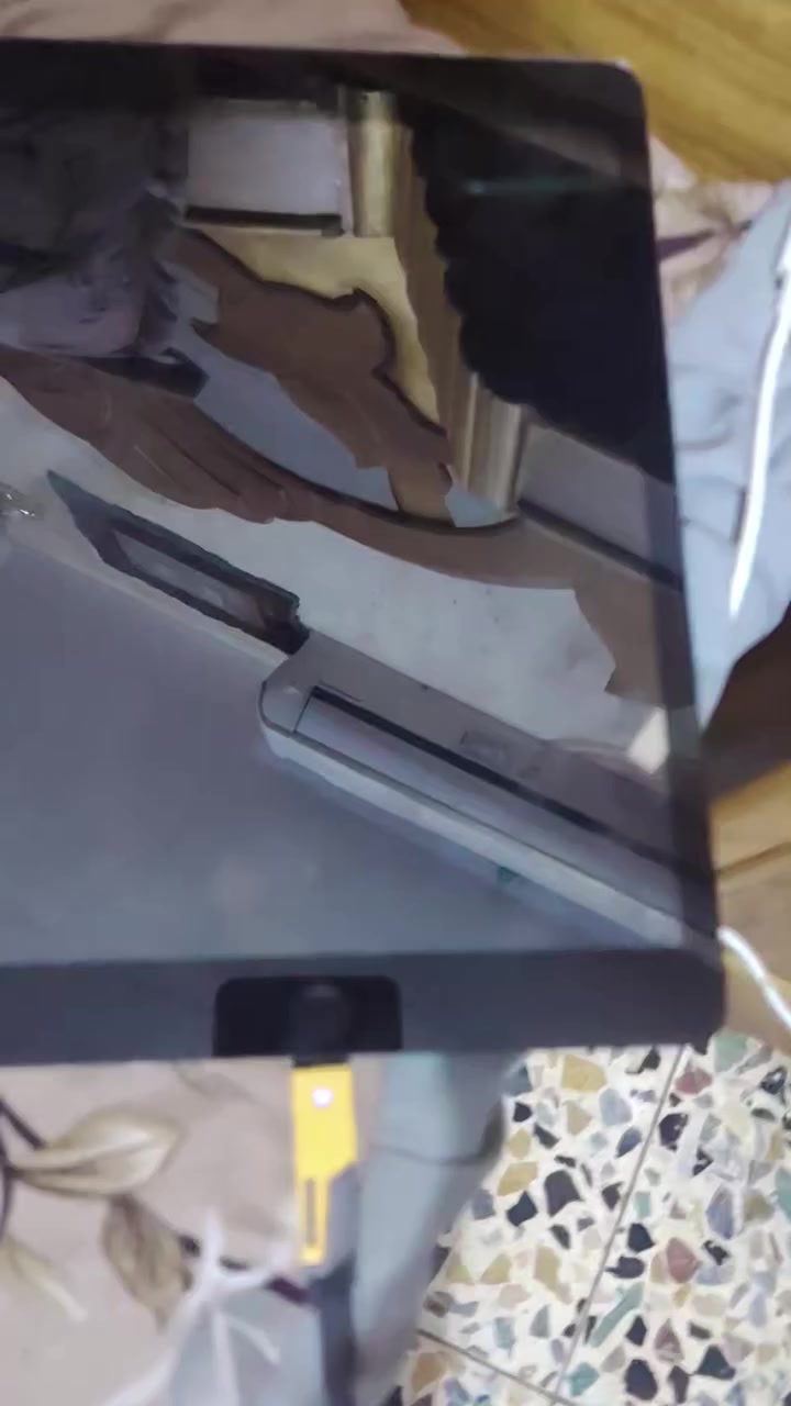 ايباد 7 البيع  عاطل كدامك خلي عشحن ويطفاء  سعر 55
***********
