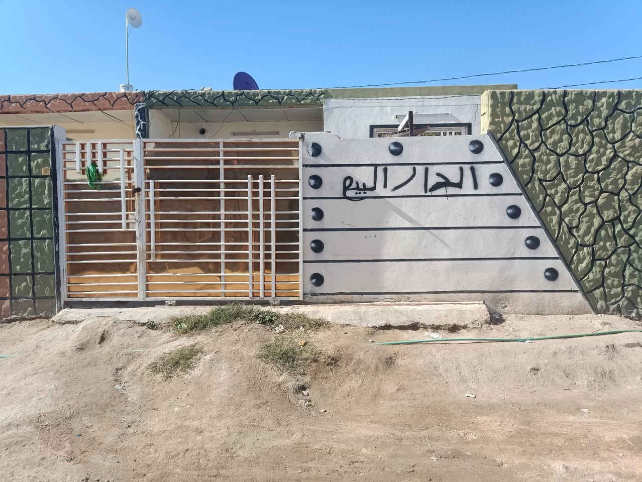 بيت للبيع مساحه 200 متر يحتوي علئ غرفتين نوم 5 4  او هول 8 5 او مطبخ او مضيف 5 4 او حمام داخلي سكفه سنوديچ السعر 38 او بي مجال ***********
