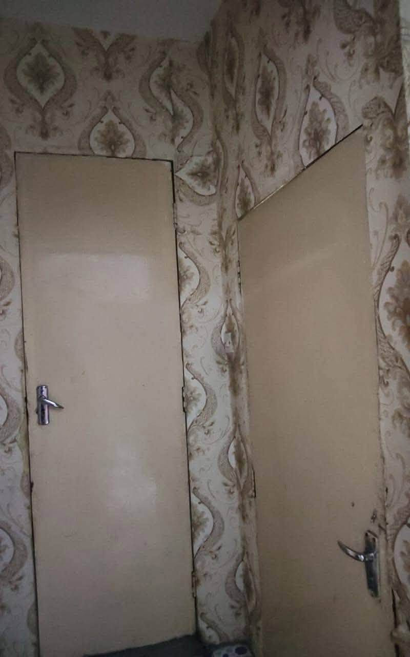 سلام عليكم شقة للبيع طابو صرف المكان كربلاء بالبناء الجاهز مقابيل حي الحسين تبعد عن الامام الحسين 2 كيلو 
تحتوي 
على مطبخ حار بارد
صاله
صحيات 
بلكونات 2
غرفة نوم  2 
للتفاصيل اكثر التواصل على الرقم ***********
