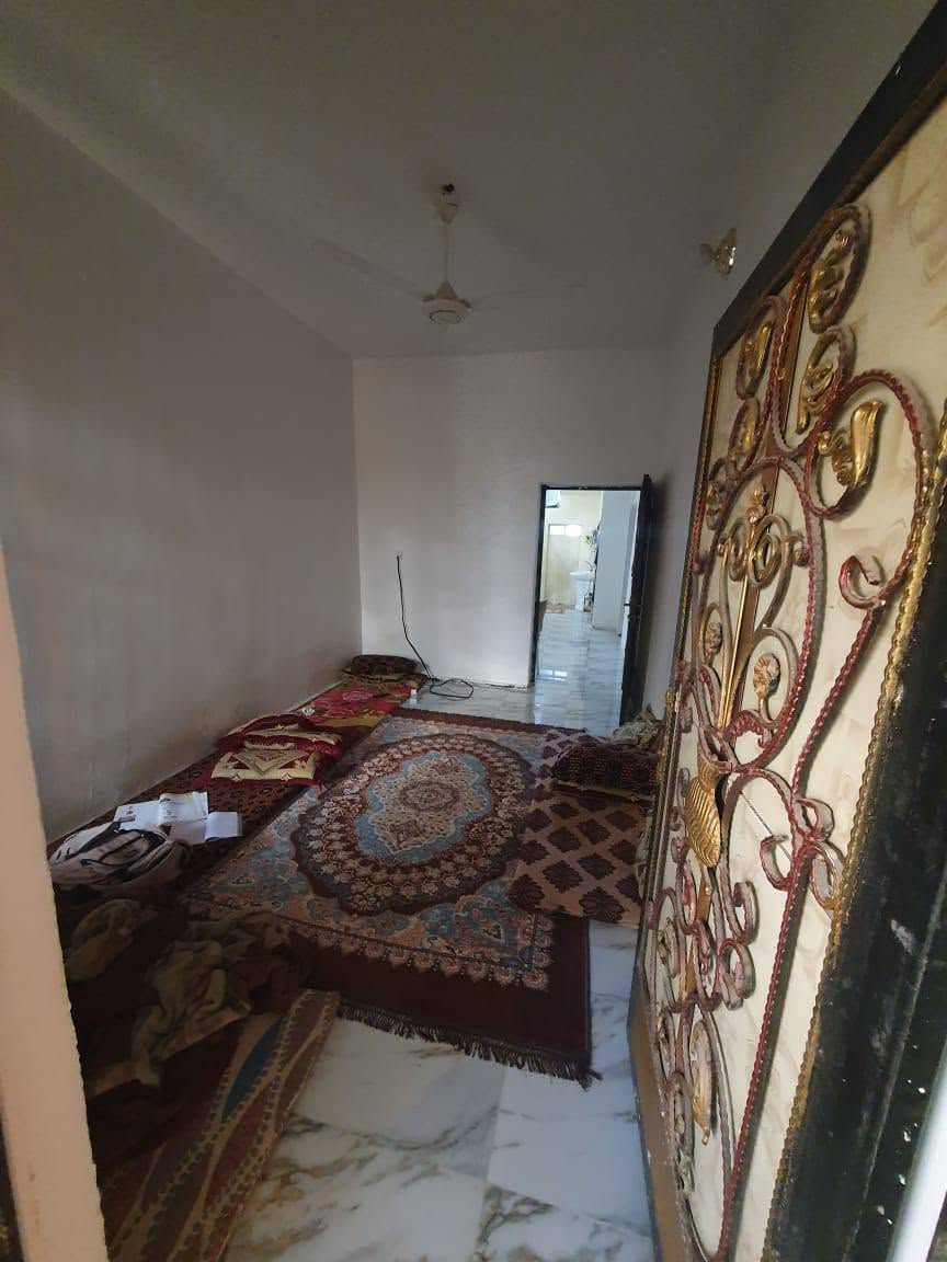 🏡 بيت للبيع - الفلوجة / الشهابي الاولى 🏡
📍 الموقع: الشهابي الاولى - يم المستوصف والمدارس
📐 المساحة الكلية: +700 متر 
📏 الواجهة: 18 متر | النزال: 48 متر
📏 الواجهة الخلفية: 11 متر
🛣️ الشارع الرئيسي: 13 متر | جانبي 9م | خلفي 9م

🏠 المواصفات:
- بيت ديوان + حديقة تابعة للديوان
- 2 دار مستقل 
- حديقة تابعة للدار الرئيسي
- 3 غرف نوم + غرفة ضيوف نساء + صالة + مطبخ + حولي
- كراج سيارة

📄 جنس العقار: طابو زراعي + وصل تطويب + وصل ماء + كهرباء

المميزات: مساحة كبيرة، موقع حيوي يم الخدمات
للتواصل مراسلة الصفحه 

البيع مباشر والمرتسم والصور على الطبيعة 👇


**إذا كنت صاحب هذا الإعلان وتريد حذفه لأي سبب، رجاءا أرسل رسالة إلى الدعم الفني**