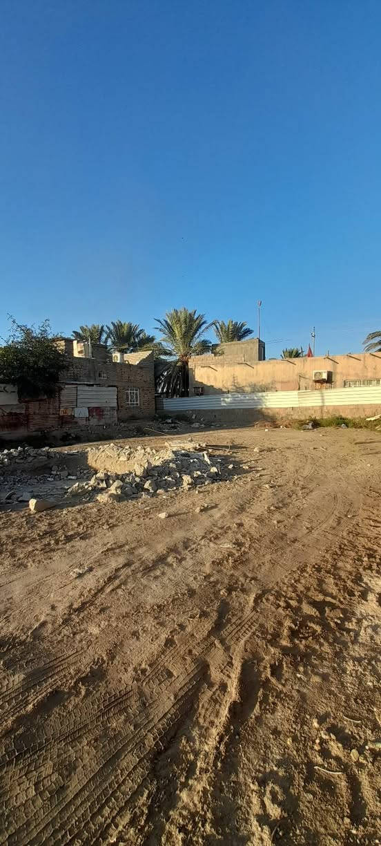 ارض للبيع الهوير الصغير مدفونه ومحدوله كامله شارعهه مقرنص عرضه سبع امتار كل الخدمات بيهه  مساحه الارض ٣٥٠ متر زراعي للاستفسار اتصل ***********
