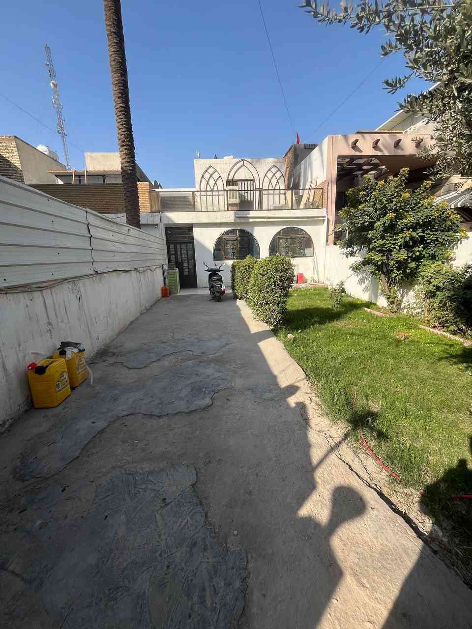 السلام عليكم 
⚠️:التواصل معنا مباشر نحن اصحاب الدار
 دار للبيع فقط… دار للبيع فقط
طابو ملك صرف … طابو ملك صرف
سند مستقل
يُباع بالكامل بدون تقطيع
المساحة ٢٠٩ متر 
الواجهة ٧،٢٥ متر
النزال ٢٨ متر
يحتوي على ٣ غرف نوم +صالة + غرفة طعام + مطبخ+ حمام٢ + كراج يستوعب سيارتين مع حديقة 

العنوان :- بغداد - منطقة علي الصالح (مقابيل مرور الطوبجي)- الشارع الي بعد شارع البدوي - بالقرب من مجمع رويال ستي السكني

اي استفسار الاتصال على الارقام :-
***********
***********
احمد محمد
