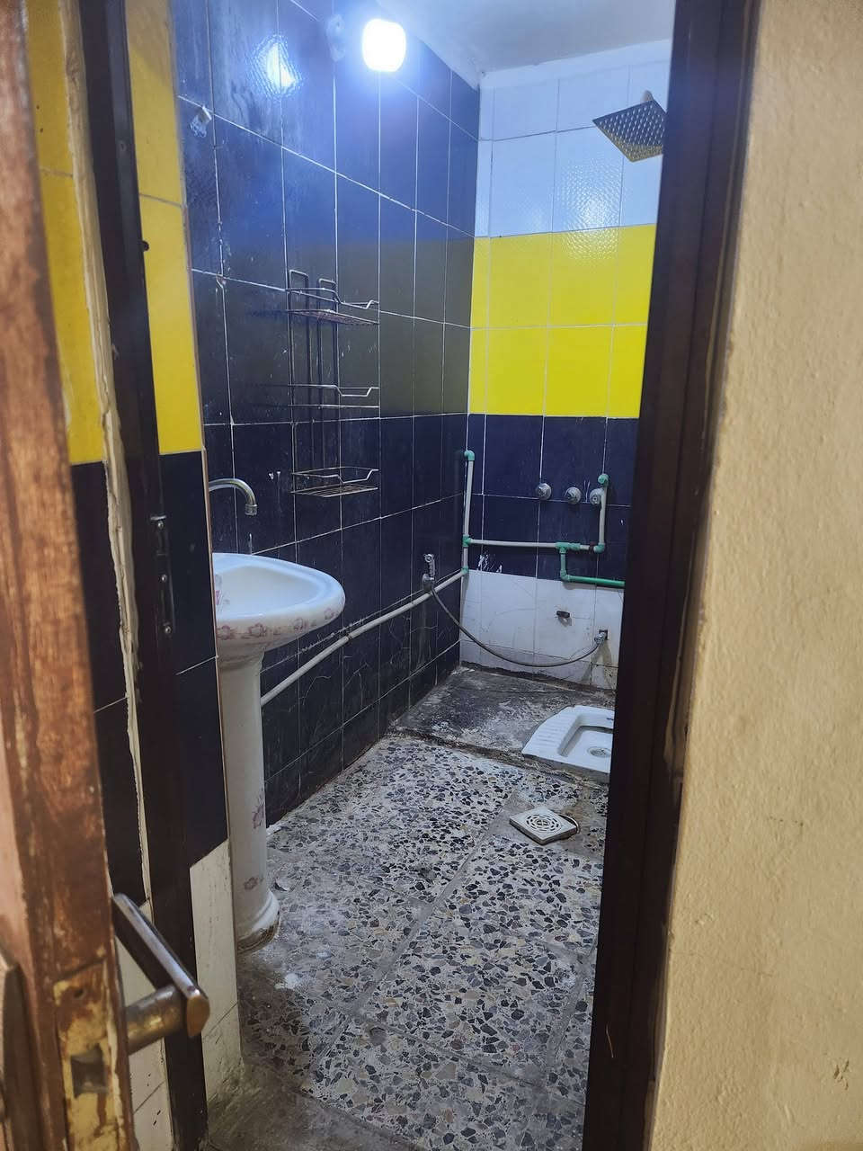 سلام عليكم شقه من بيت طابق اول غرف كبار صاله ومطبخ حار بارد وغرفه نوم وسطح مكانه معلمين مقابل متنزه ايجاره ٤٥٠. *********** رقم صاحب الدار
