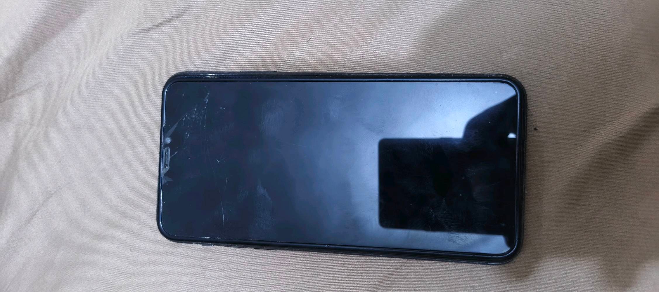 السلام عليكم 
ايفون ١١ برو ماكس 
ذاكرة ٢٥٦ 
بطارية ٧٧
شاشة مفطورة وظهر مكسور
شلون وضع الجهاز غير الشاشة والظهر المكسور؟ بيه أي عطل بالشبكة، الكاميرات، السماعات أو الشحن؟: 
لا
Face ID شغال طبيعي لو بيه مشكلة؟: 
شغال طبيعي
هل الشاشة أصلية لو مبدلة من قبل؟ واللمس والإضاءة شغالين زين لو بيها تقطيع؟: 
شغال طبيعي اصلية
الجهاز ينباع فقط لو ويا ملحقات مثل الشاحن/السلك/العلبة؟: 
فقط شاحن
وين مكانك بالضبط حتى نرتب الاستلام، وهل السعر قابل للمساومة لو لا؟: 
بغداد زعفرانية قابل بشي بسيط