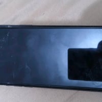 ايفون ١١ برو ماكس  ذاكرة ٢٥٦  بطارية ٧٧ شاشة مفطورة وظهر مكسور شلون وض...