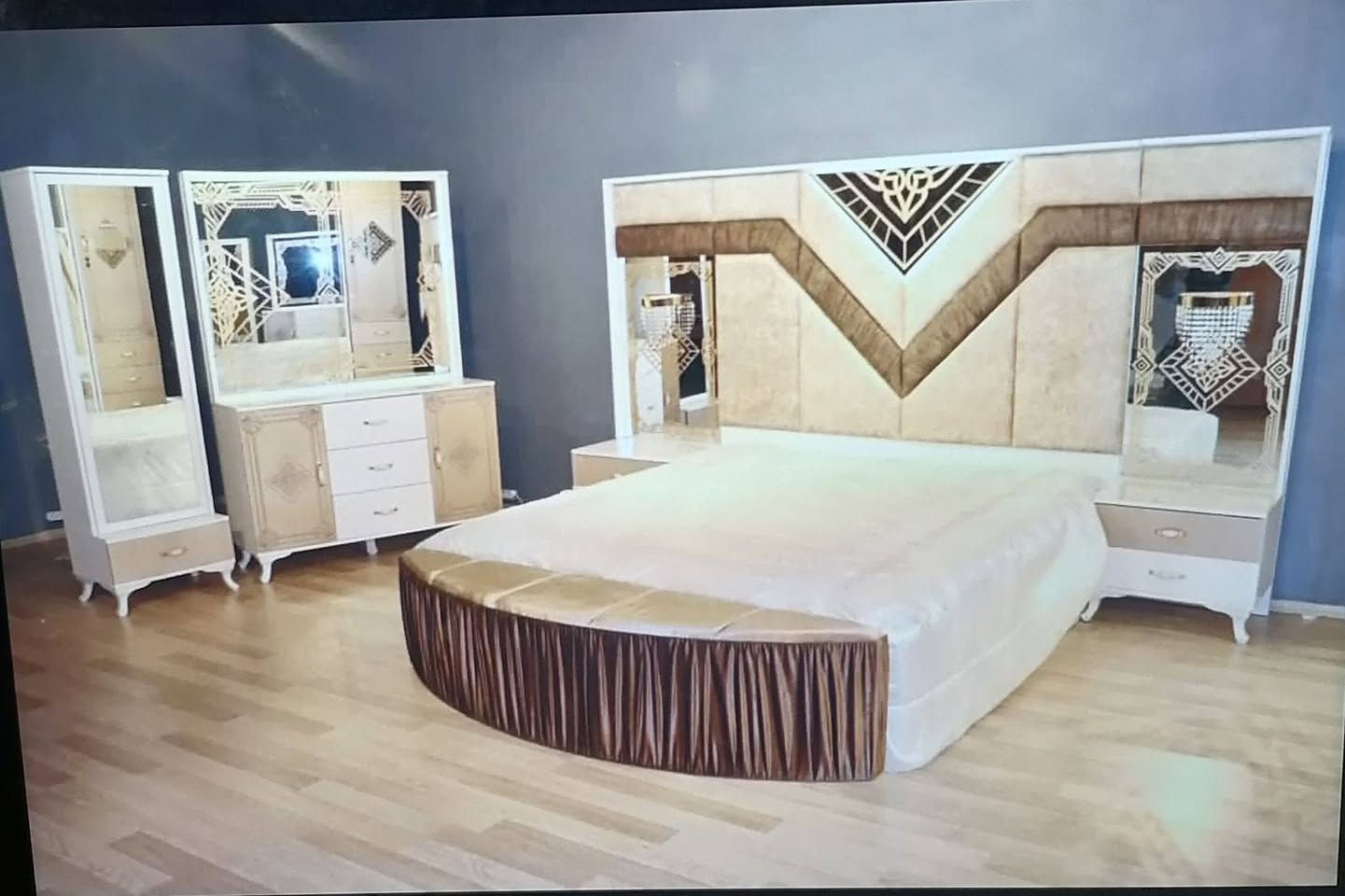 غرفه تركيه مستخدمه السعر 400 وبيه مجال حاليا مامشدوده ***********
