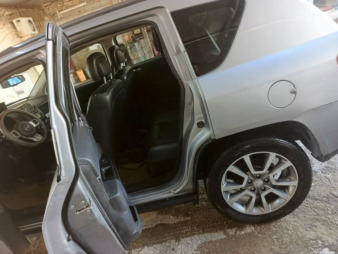 سياره للبيع مديل2017 ضربتها بنيد وجاملغ امامي الاستفسار هذا الرقم***********
