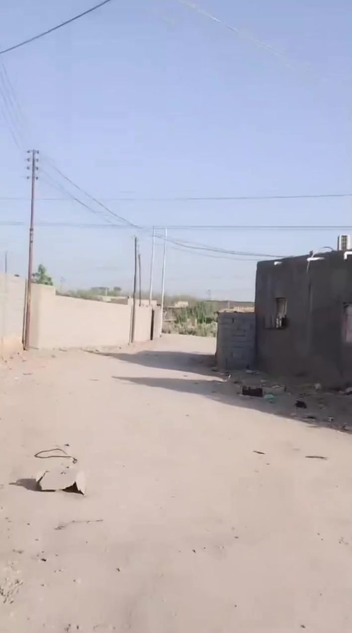سعر  بلاش بلاش 💵💵
بيت للبيع مساحه 650 متر 
بناء 200 و 450 مساحه فارغه 
عله شارعين امامي و خلفي 
يرهم اربع بيوت و يرهم بيت واحد و حديقه 
الي تريدهة يصير بيه 
يحتوي على غرف عدد 4 و صاله و دوانيه و صحيات خارجيه و داخليه 
📍عنوان حي سبل نزله ثانيه 500متر بعد عن تبليط العام قراب مدرسه براعم الامل 
الاتصال *********** 📞
