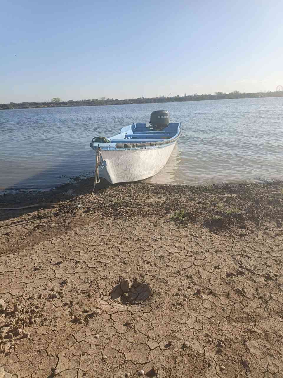 سلام عليكم زورق او كاتوره طول 6عرض 150متره نص ارتفاع 45كلش حلوا عله مكينه 50ماركري مامفتوحه لا كير ولا محرك  سعر 2000بيهن شي بصيط مكان بصره ابو خصيب ***********
