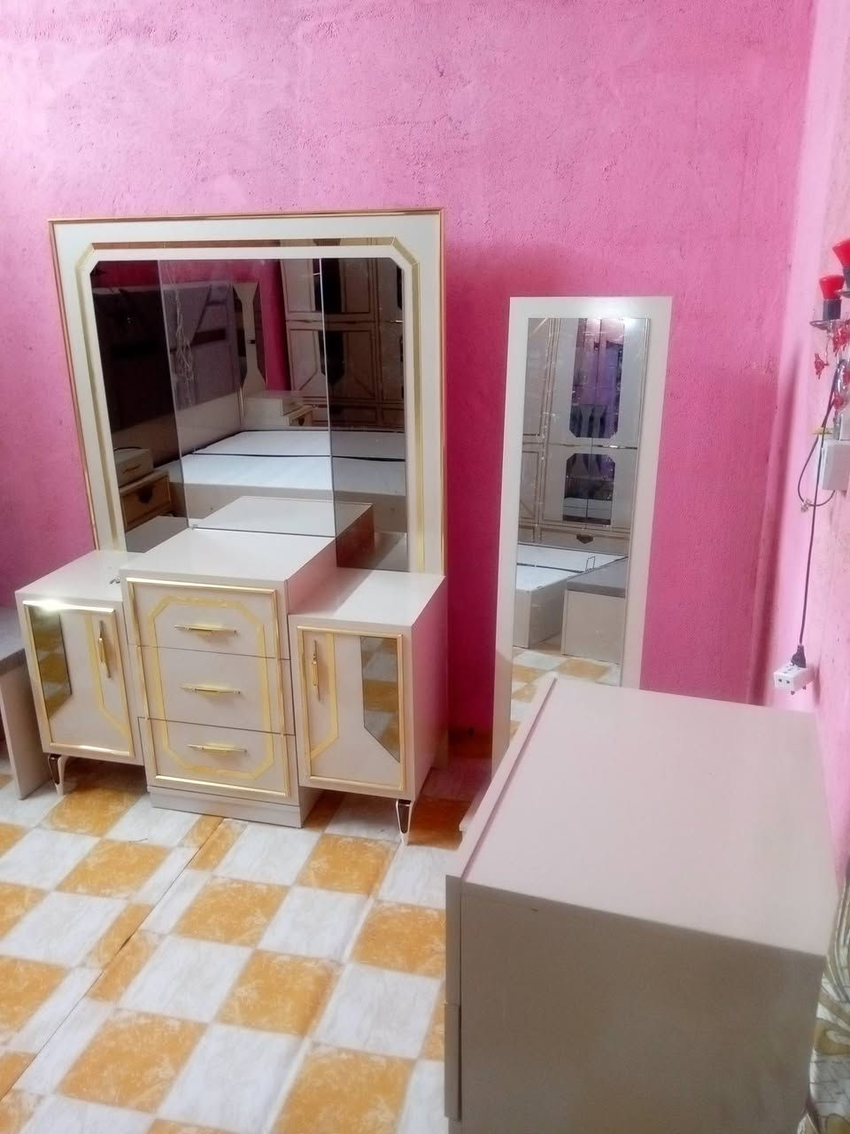 سلام عليكم ورحمه الله وبركاته
غرفه للبيع تركيا جديده ***********
