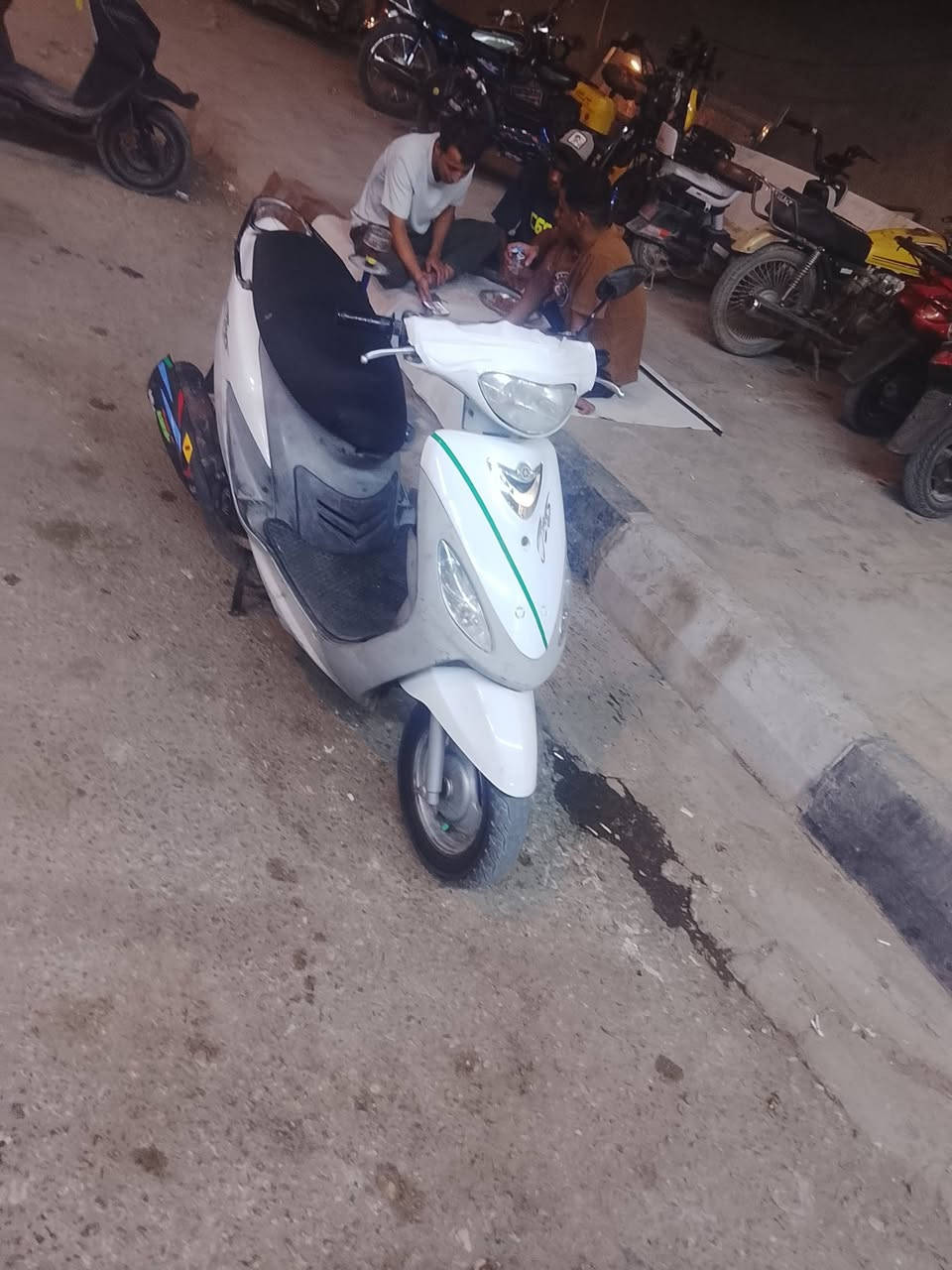 السلام عليكم مال بيت
الدراجه بلبيت تجي وتشوف نضافتهاا ختم واحد 
كفاله عامه 
كهربائيات بس اشاير نقص كله كفاله 

باتري جديد كهربائيات كله شغال ماعده كلوبات اشاير وكلوب بك لايت 
المكان نجف حي ميسان 
السعر 700وبيهاا حك جيه 
***********
