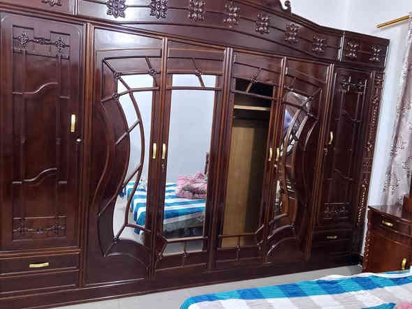 غرفه نجاره تكمه للبيع ضرر بس جامه الكنتور نكسرت اثناء الشد السعر مليون وستمئة كنتور نجاره طابقين للبيع السعر 400 ثلاجه هيه ومجمده وبراد للبيع السعر 450 جرابي عدد 2 نجاره ستعمال قليل سعر الوحده 125  ميز طعام للبيع ضرر مؤشر ع الصورة السعر 50 كاونتر القياس الجوه 4 مترات ونص الفوك 3 مترات وربع للبيع للعلم لونه الاصلي برتقالي وحنه لزكنه عليه الوان بس عادي اليريد يشيله ينشال للستفسار ع هذا الرقم ***********
