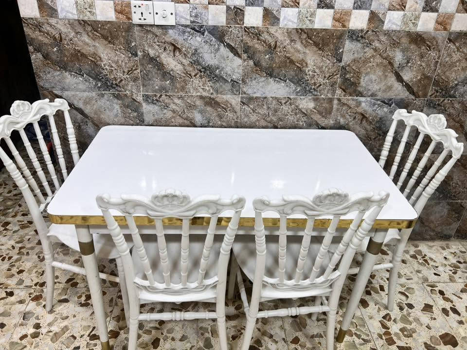 السلام عليكم ميز كلش نظيف وياه 4 كراسي سعره 90 وبي مجال عنوان بغداد حي اور تواصل ***********

