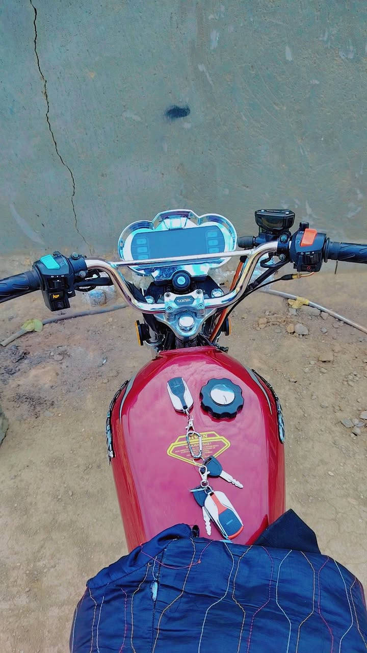 يا الله سلام عليكم دراجه للبيع سفانه موديل 24 مكفوله كفاله عامه أوراق كامله كهربايات كله شغال دراجه انضف من الصوره بشرط طالعه بل 26 بشرط نايلون بيهة مكينة 200 شلعة خير من اللة  السعر 700 وبيه مجال للشراي اتصل وبيك خير وتدلل ***********
