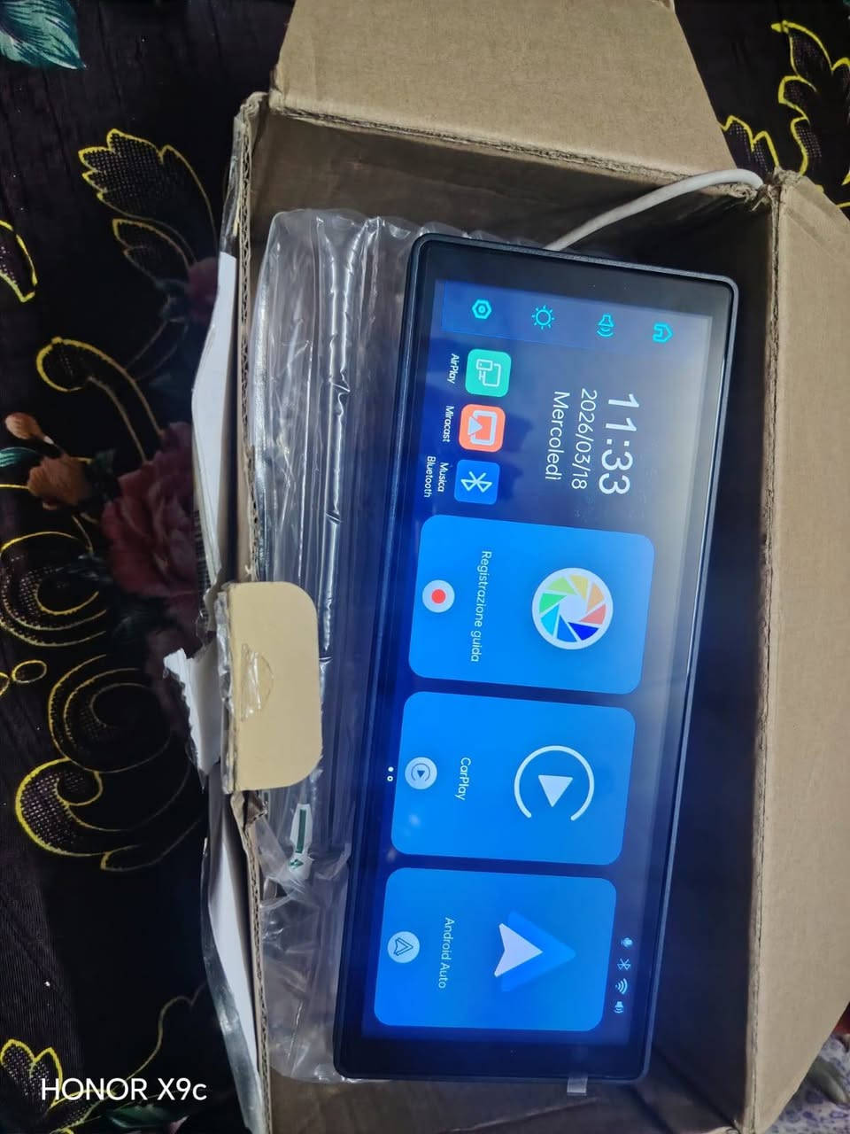 اول تم ب 60 الف واصل شاشة 10 انج المنشاء ايطالي كاربلي اندرويد
 * CarPlay & Android Auto: تدعم التوصيل الذكي بالهواتف (أيقونة "Modalità schermo diviso CarPlay/Auto").
 * دقة عالية (HD Resolution): تدعم عرض الفيديو بجودة عالية.
 * تسجيل فيديو (Dash Cam): تحتوي على ميزة التسجيل الحلقي (Registrazione ciclica) وتسجيل الصوت.
 * مستشعر G (G-Sensor): لحماية ملفات الفيديو عند حدوث اصطدام أو حركة مفاجئة.
 * كاميرا خلفية: تدعم عكس الصورة ومعايرة خطوط الرجوع للخلف (Calibrazione linee retromarcia).
 * اتصال لاسلكي: تدعم البلوتوث والـ Wi-Fi لنقل البيانات أو ربط الصوت بنظام السيارة.
ملاحظات إضافية:
 * الشاشة تعمل بنظام أندرويد مبسط مخصص للسيارات.
 * يمكنك استخدامه كمشغل وسائط، ونظام خرائط (GPS)، وكاميرا مراقبة للطريق في نفس الوقت.


**إذا كنت صاحب هذا الإعلان وتريد حذفه لأي سبب، رجاءا أرسل رسالة إلى الدعم الفني**