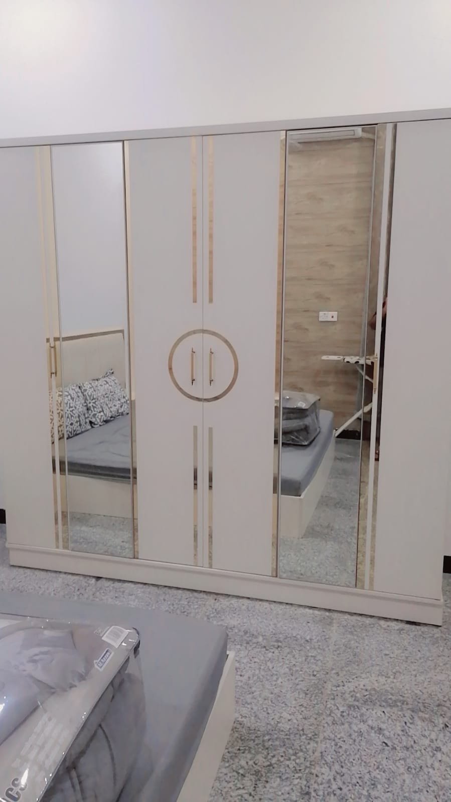 ✨ للإيجار — شقة سكنية بموقع مميز وراقي ✨

📍 زيونة / خلف دار الأزياء
ضمن منطقة هادئة ومناسبة للسكن العائلي الراقي
الفرع الثاني زيونه خلف مول زيونه
🔹 متوفرة للعوائل والشباب المحترمين( لغرض السكن فقط )
🔹 موقع ممتاز قريب من جميع الخدمات
🔹 أجواء هادئة وخصوصية عالية
🔹 مناسبة للسكن والاستقرار الطويل أو القصير
فقط لغرض السكن ممنوع أي مواضيع غير اخلاقيه داخل المكان 
✅ الإيجار متوفر: اثاث كامل ومتوفر فقط سبالات وكاونترات وسخان 
• يومي
• أسبوعي
• شهري

إذا تبحث عن الراحة، الهدوء، والموقع المميز…
فهذه الشقة توفرلك سكن مرتب بمكان راقي من أفضل مناطق بغداد 🌟

📞 للاستفسار والحجز:
***********