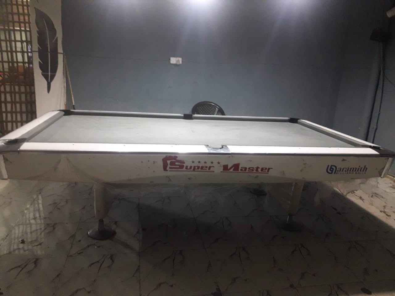 سلام عليكم ميز للبيع على كل عيب بل شرط السعر 900 وبيه مجال ***********
