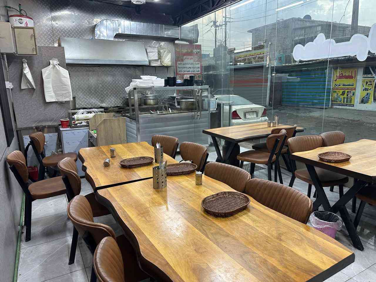 سلام عليكم مطعم للبيع صناعة البياع الشارع الخامس واجهة 9 متر ونص نزال 4 متر ونص ايجار 500 للتصال ***********
