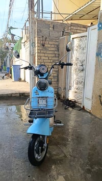 دراجة سكوتر كهربائية لونها أزرق فاتح، بحالة ممتازة. مثالية للتنقل داخل...