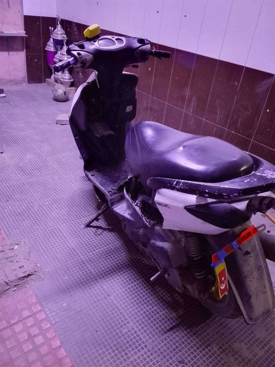 بسم الله الرحمن الرحيم.
السلام عليكم ورحمة الله وبركاته 
دراجه سكنس نثيه للبيع 
اللون ابيض 
كفرات نص عمر الصفحه اليسره مكسور كفرهه 
مكينه.خير من الله 
صالنصه رياضيه 
الدراجه تشتغل هندر بسبب خلل بلكهربائيات لا اكثر ولا اقل 
الدراجه عوزهه كابريتر جديد فقط 
السعر 300$
مكاني بغداد المعامل الباويه ملعب المغلق***********
