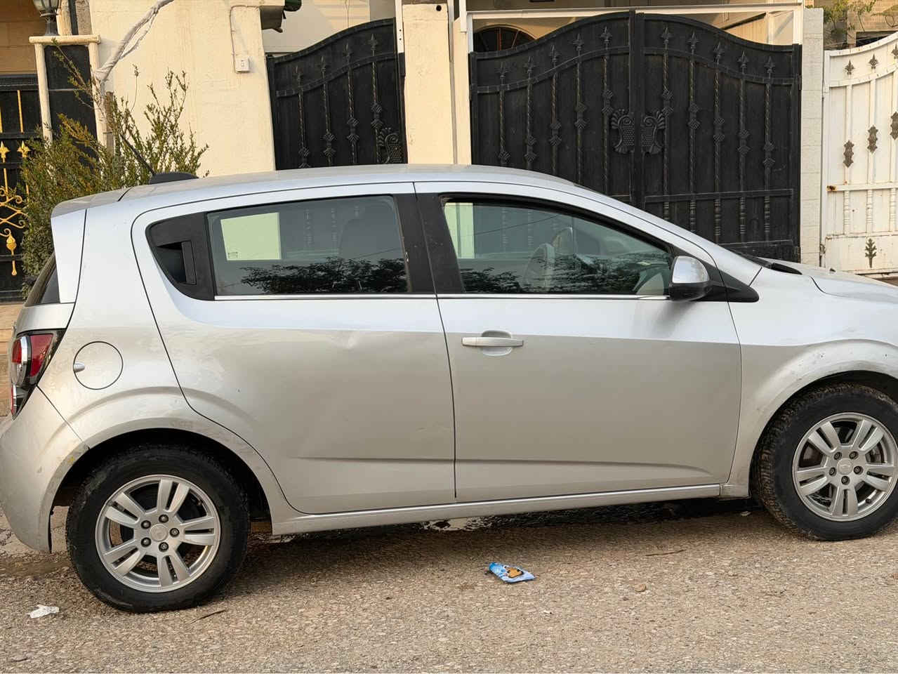 � للبيع شفروليه سونيك 2016 – أوتوماتك
📍 المكان: أربيل

السيارة معروضة للبيع مثل ما موضّح بالصور، ووضعها واضح وبكل أمانة.
حادثها بسط من الأمام (ضربة خفيفة)، وما مأثرة على الاستخدام.
ابو سيارة راجع عليها بك وما عليها أي إشكال.

🔧 الحالة العامة:

 • السيارة تمشي وتوصل
 • المكينة شوية تعبانة (مذكورة للأمانة وينعكس هذا الشي على السعر)
 • الكير الأوتوماتك شغال طبيعي
 • ماكو اي مشاكل 

❄️🔥 التبريد والتدفئة:

 • المكيّف بارد
 • التدفئة شغّالة

🔹 المواصفات:

 • موديل: 2016
 • كير: أوتوماتك
 • دفع: أمامي
 • بنزين
 • ستيرنغ كهرباء
 • جامات كهرب
     •  قفل مركزي
 • نظام ABS
 • Airbag (حسب الفئة)
 • نظام صوتي
 • صرفية بنزين اقتصادية
 • سيارة عملية للدوام والاستخدام اليومي

📸 الصور مرفقة وواضحة
💰 السعر: 60 ورقة
🟢 بيها مجال للجاد فقط

📞 الهاتف / واتساب: *********** أربيل, العراق
