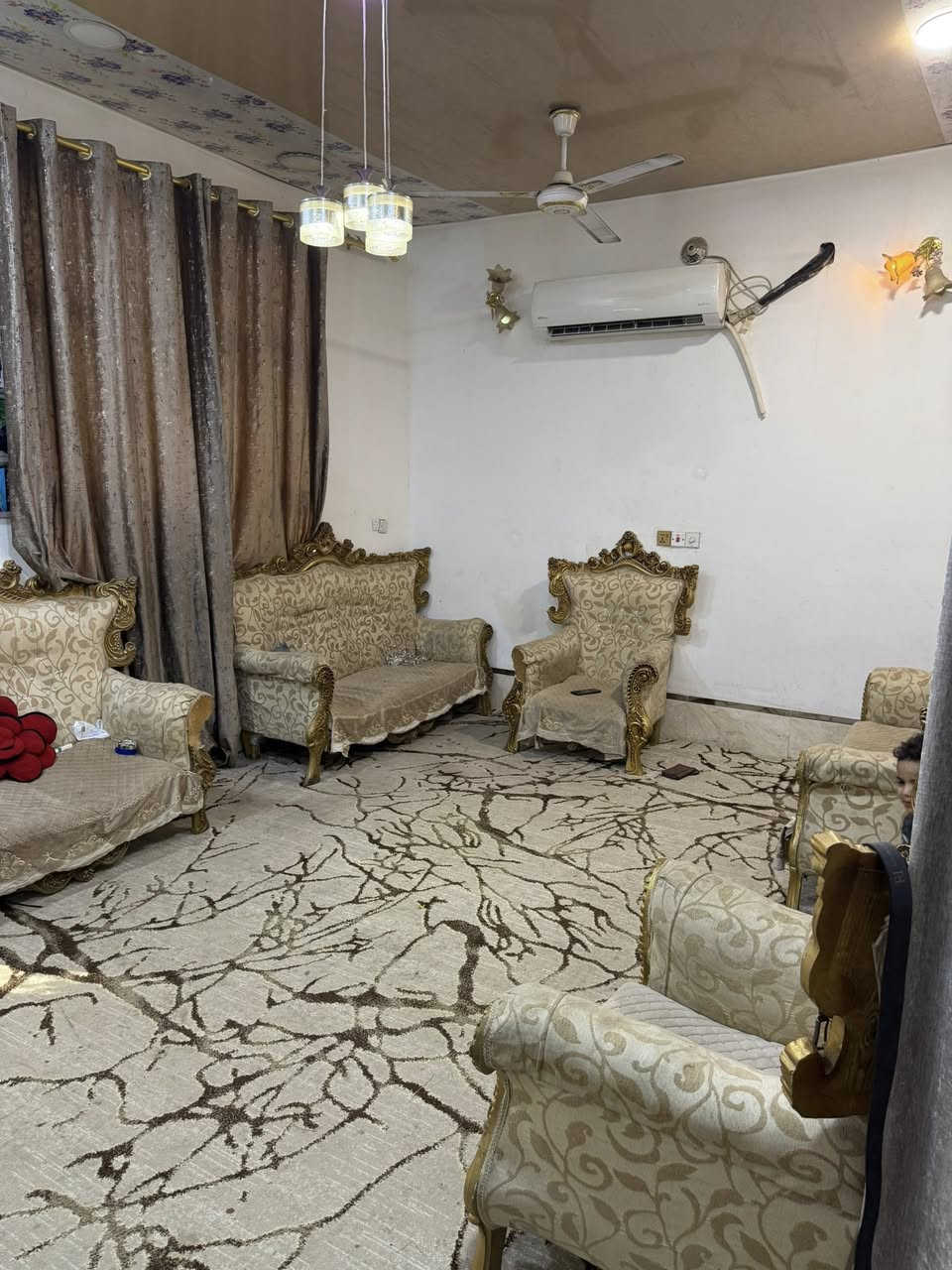 السلام عليكم بيت طابق واحد متكون من استقبال وغرفة نوم وصالة وصاله ومطبخ وصحيات داخليه وخارجيه زائد حديفة وطارمه بناء حديث المساحه 200السعر خاص ***********
