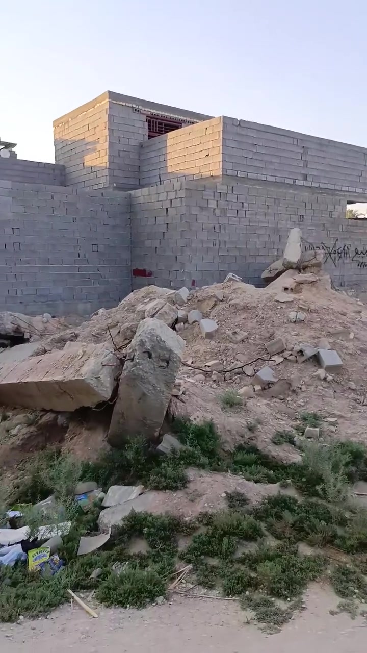 سلام عليكم متوفر قطعه مساحه 10م مربعه ركن الوجه 10نزال 10 تتوفر كافه خدمات عدا تبليط شارع عرض 8متر تبعد عن الامام الحسين عليه السلام كيلوين مو اكثر عنوان طريق كربلاء بغداد نزله الكاضي السعر جدا مناسب ارخص قطعه بل منطقه ب 25مليون بس للاستفسار ***********..***********
