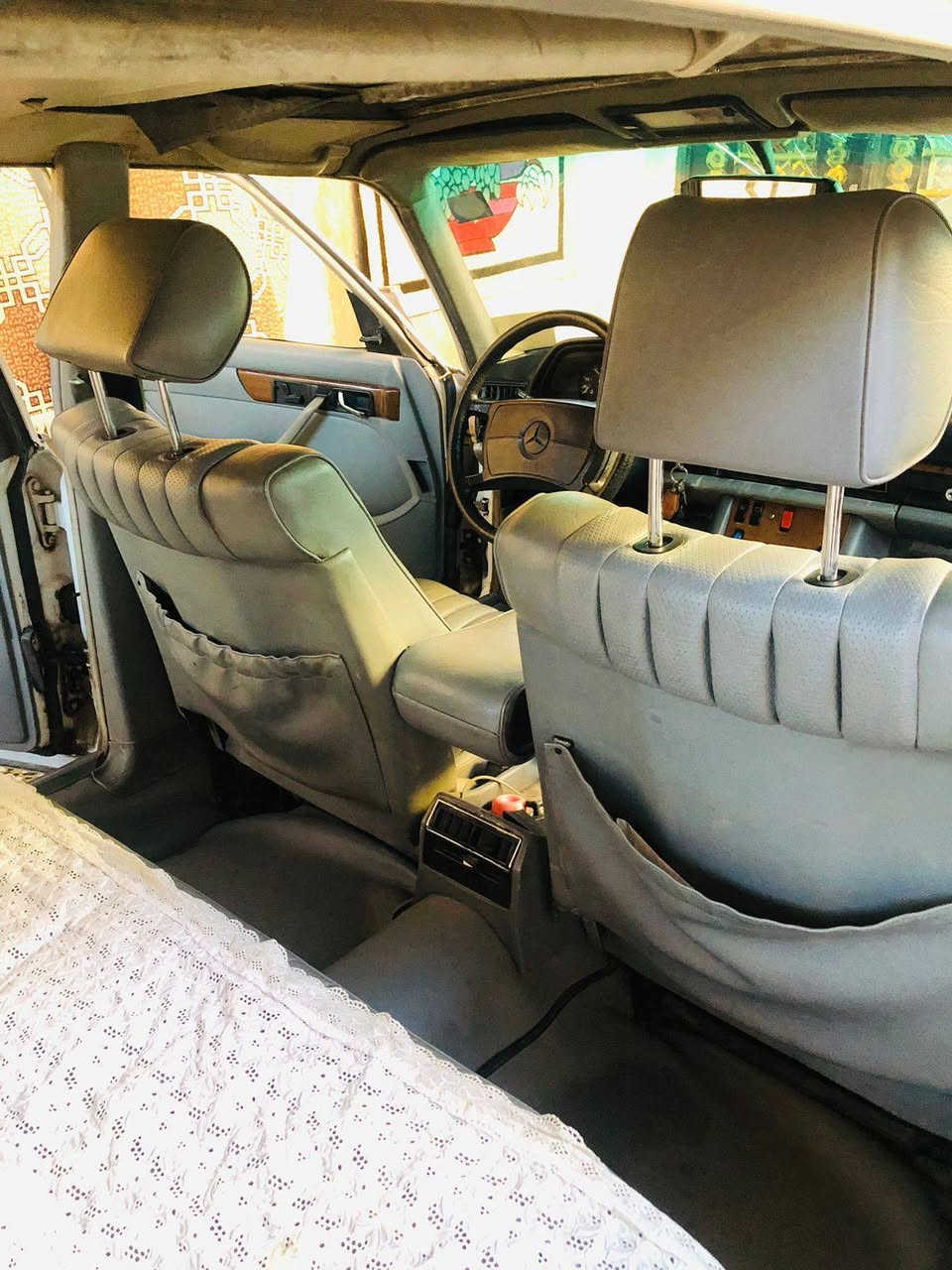 السلام عليكم
رمضان كريم علينا وعليكم 
للبيع /مرسيدس بنز 300 sel 
رئاسي موديل 88 فول موصافات غرفة جديدة كشنات كهرباء السيارة جاهزة للاخير / السعر ٧٥ ورقة للاستفسار 
(*********** حيدر الحداد)
