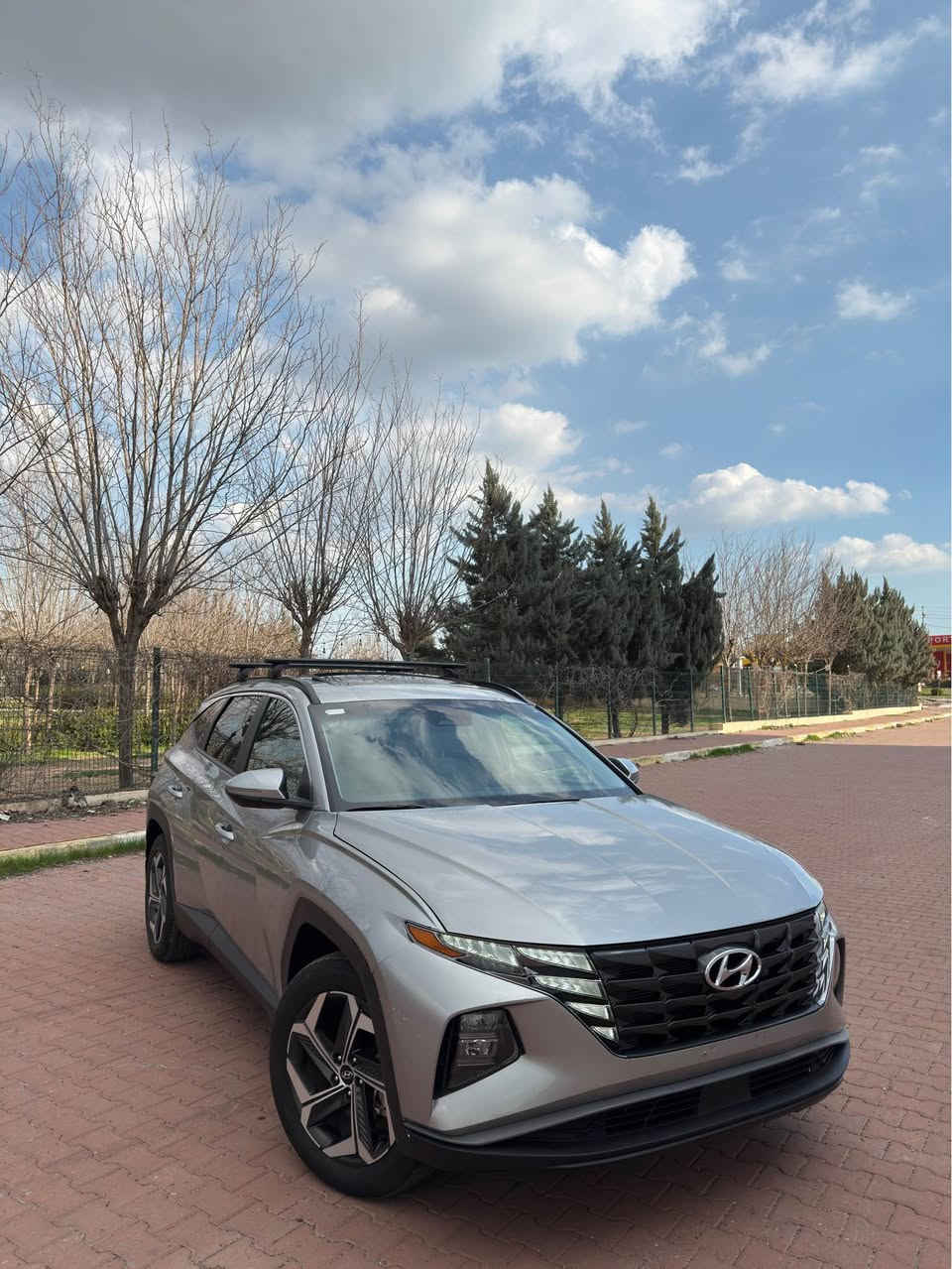 1. هيونداي تكسون   Hyundai Tucson 
2. فول مواصفات
3. الموديل : 2024
4. سعر 185
5. اللون :سلفر
6. لون الداخل :ابيض

7. عداد المسافة :

8. حجم المحرك : 2.5L المرغوب 

9. الضرر :جملغ و بولند

14.سيلايت 
15. كشن جلد
16. كشن تدفئة 
17. كش تبريد 
18. بصمة
19. تشغيل عن بعد
20. جنطة كهرباء
21. شاشة عداد ديجتال
22. بك لايت امامي و خلفي لد
23. سستم سماعات Bose
24. رادر امامي خلفي 
25. رادر جانبي
26. تنبيه خروج عن المسار
27. كشنات تدفئة + تبريد
28. كار بلي 
29. شاحن واير لس 
30. كاميرا دوار خلفية
31. ويل كب كروم حجم 19
32. هاند بريك دكمة
33. نظام مانع تزحلق 
34. ثلاث انظمة قيادة ( رياضي ، ذكي ، اقتصادي)
35. العنوان : اربيل شارع 100 
37. للاتصال:***********
اسيا *********** أربيل, العراق
