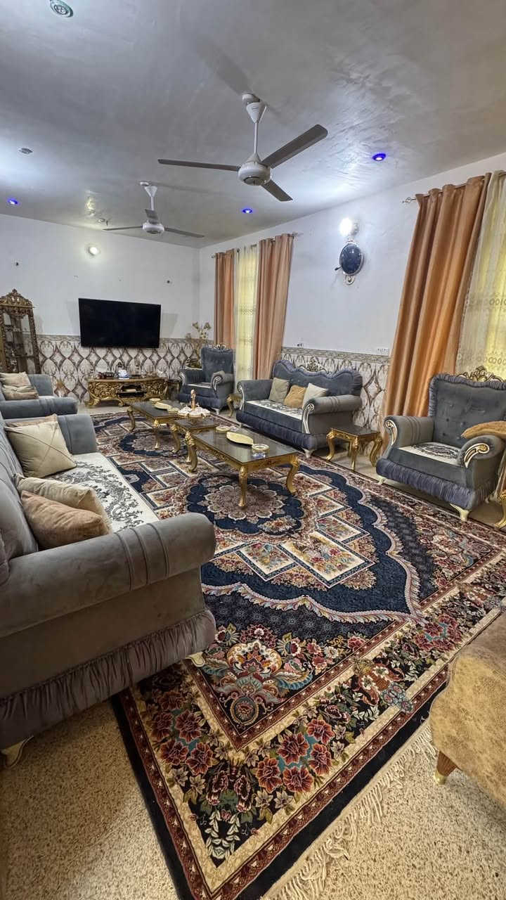 السلام عليكم
منزل للبيع 
الموقع: بغداد اليوسفيه طريق القصر الاوسط العهد الجديد 
موقع مميز ركن 
مساحه  2000 متر
مساحه البناء البيت 300 متر
بيت خير مـن الله مناقصه اي شيء
يحتوي على حديقه اماميه وبستان خلفي  
للأسفسار ***********
