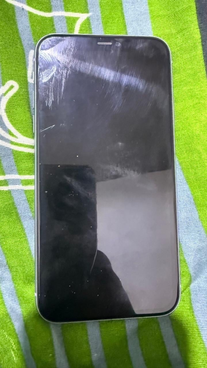 عندي آيفون 11 للبيع بلون بنفسجي. النظام يعمل بإصدار iOS 26.0.1 وسعة التخزين 256 غيغابايت. حالة البطارية جيدة بنسبة 81% والجهاز مفعّل عليه النمط الداكن. الجهاز نظيف وكاميراته بحالة ممتازة.