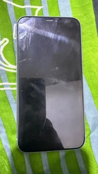 عندي آيفون 11 للبيع بلون بنفسجي. النظام يعمل بإصدار iOS 26.0.1 وسعة ال...