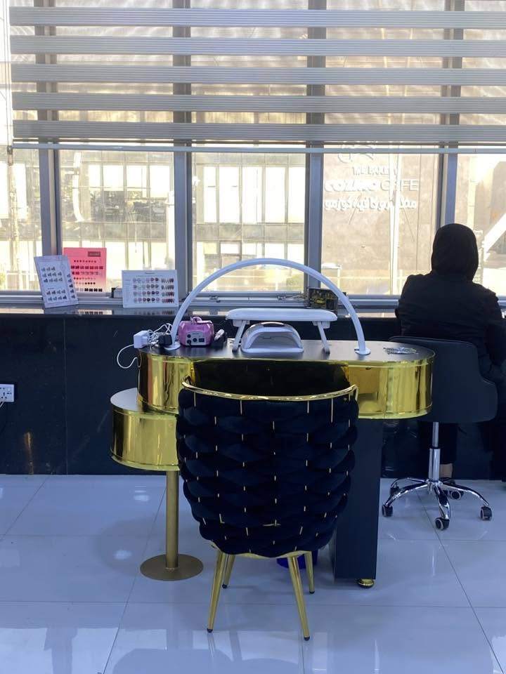 السلام عليكم صالون للبيع غراضه جديده صار 3اشهر من فتحته 
عنوانه زيونه شارع الربيعي 
للاستفسار ***********

