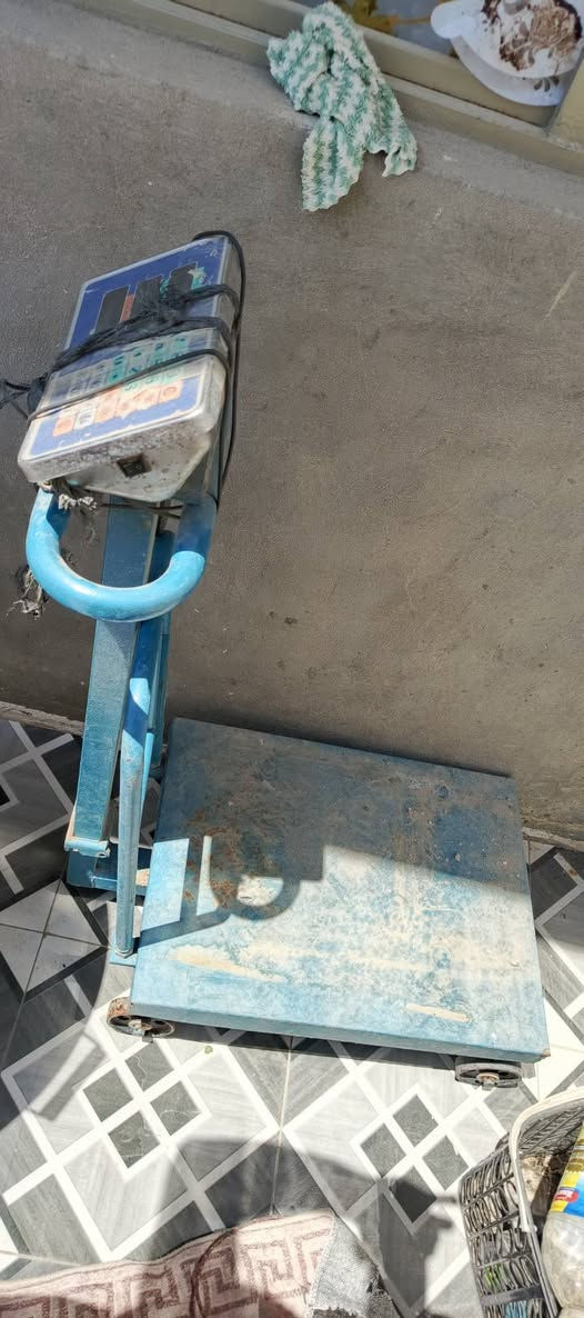 يوجد ميازين 2للبيع ابو مسطره 300كيلو والثاني كهربائي هم 300كيلو 
الشراي يتصل ***********
