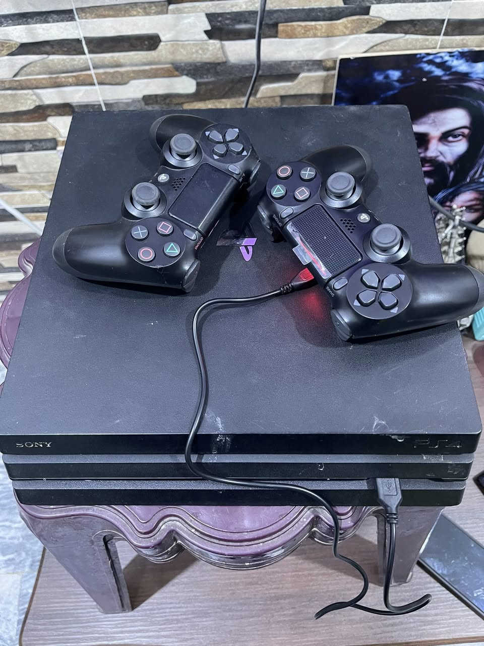 سلام عليكم بلي 4 برو ذاكره 1تيرا الحساب مثل ماموضح بالصوره الالعاب بي بس بالبلس  مقفولات الملحقات فط جوستاكت عدد 2 والكفر الخلفي القطعه ماموجده مثل ماموضح بالصوره الجهاز قابل لتهكير لتواصل ماسنجر او 
على هذا الرقم وانساب ***********
السعر 275 وبي مجال لشراي
