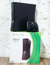 اكس بوكس 360 سلم مهكر نظام ارورا اخر شي  كامل ملحقاته الاصلية مع الكار...