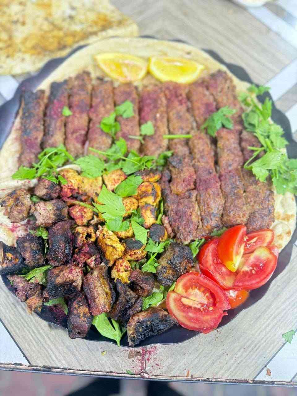 عرض اليوم كل هاي ب  14 الف وتوصيل مجاني 
تحتوي ع 

تكه لحم 
تكه دجاج 
معلاك 
كباب لحم 
كباب دجاج 
ومقبلات ❤️

الرفاعي /شارع 40/ قرب بيتزا هاوس 
للطلب الاتصال: ☎️***********
