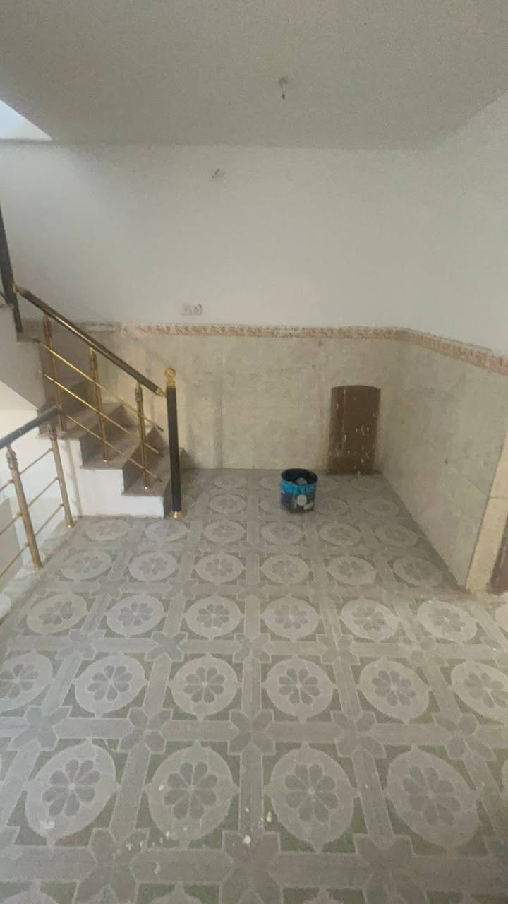 السلام عليكم
دار للبيع
الدوره شارع 60 قرب افران اهلنا
يحتوي عل ستقبال ومطبخ وصااله صغيره وغرفتين فوك
مساحه 74 واقع 76 
***********
