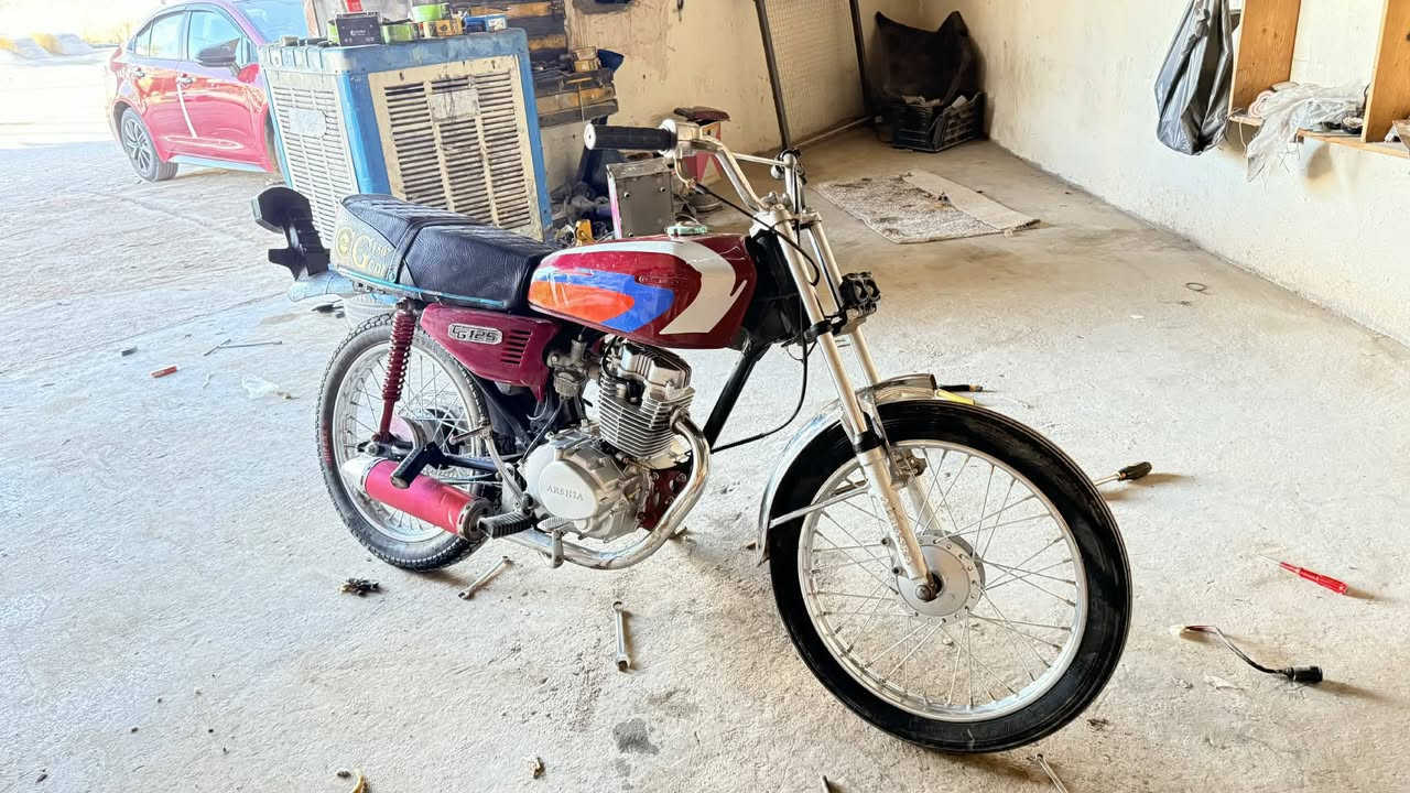 سلام عليكم دراجه للبيع مديل 2025 جديدة ونظيفه سعر 450 وبيه مجال ***********
