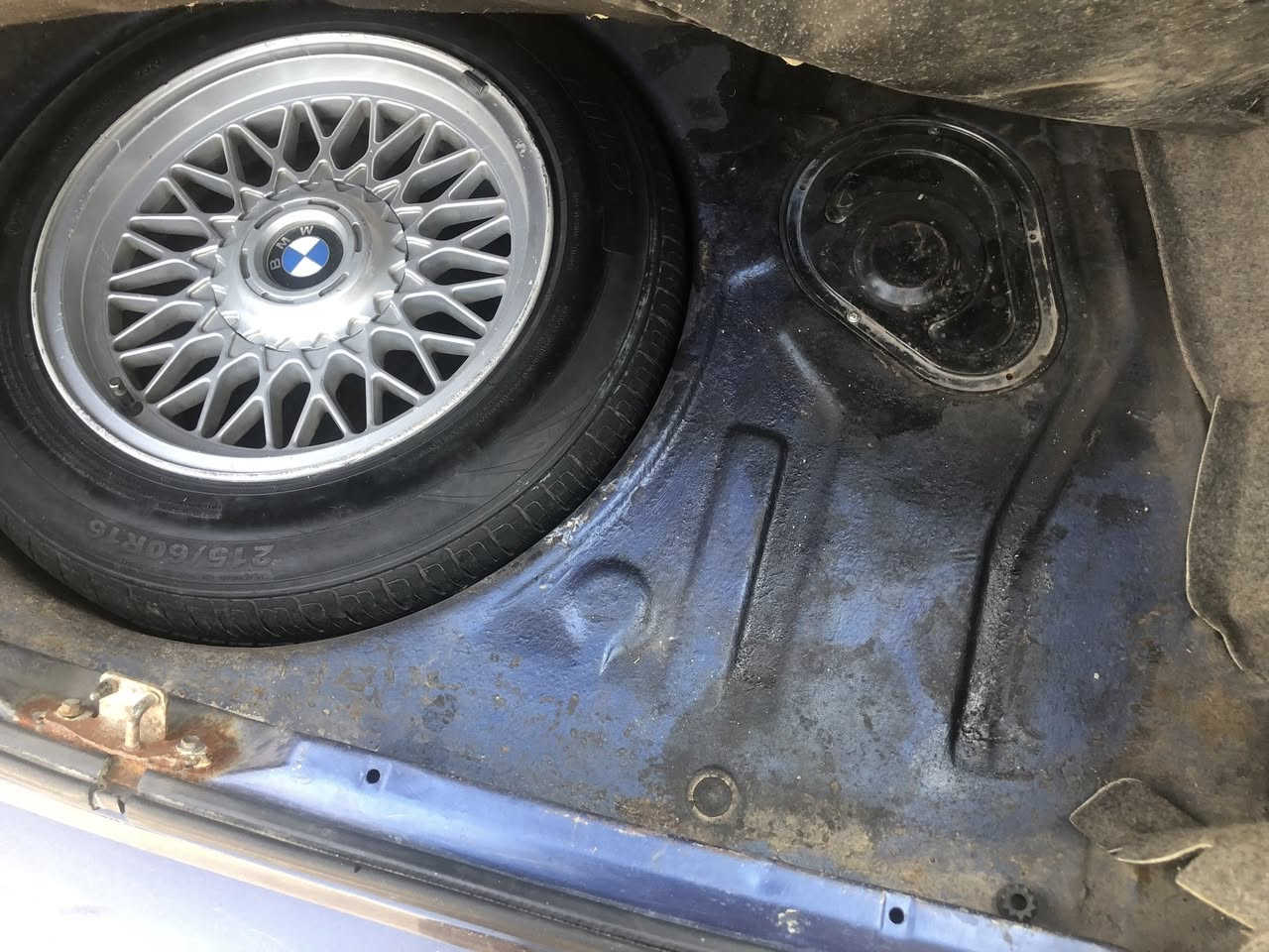 موديل 1989 حجم 525
السيارة دكة جاكوج مابيه
السيارة بدون قطعة تبديل السيارة بلادية فقط الجاملغ الخلفي جهة السايق بي طخة السعر 48$وبيه مجال 
السيارة لونين حبري وفاتح للاستفسار
***********
***********
