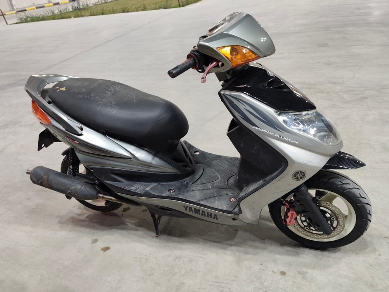 السلام عليكم دراجة سكنس فحل نوزل خطين 
دراجه مال رمبه شلعه تشك الكاع

 تزويد
صالنصه بوري عدل
تخم كلج امامي وخلفي رياضي
يدات بريك +صينيه +فج رياضي
قاعده رقم  رياضيه
 واقيه اماميه كاربون ڤايبر
بكلات رياضي
اشاير رياضي
وياله بيض

مكاني بغداد  جامع النداء
رقمي ***********
